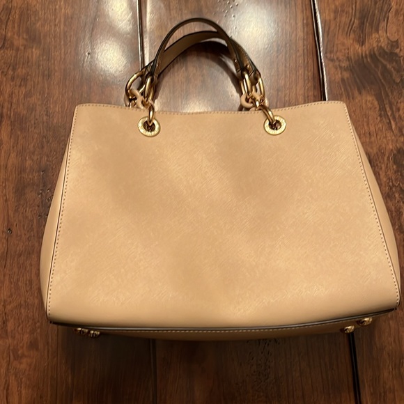 Michael Kors Satchel Bag Excellent Condition w/center zip compartment & dust bag - Picture 2 of 10